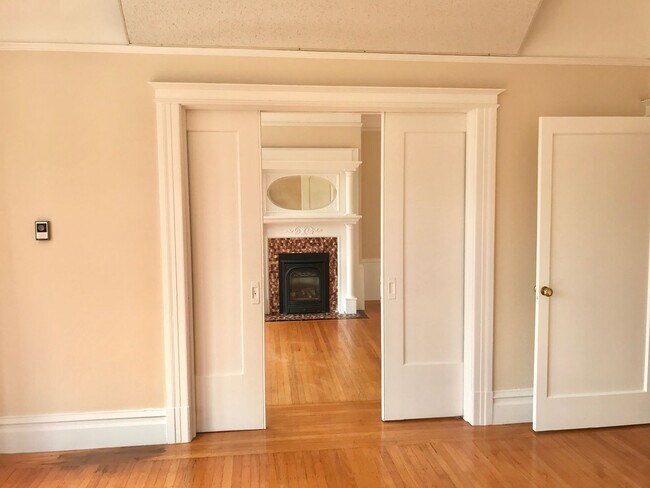 Foto del edificio - Top Floor Huge 4BR Flat, In Unit Laundry i...