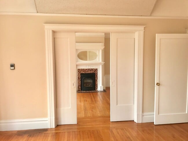 Building Photo - Top Floor Huge 4BR Flat, In Unit Laundry i...