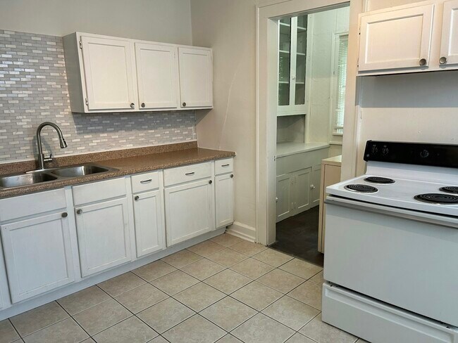 Foto del edificio - 3127 N Kenwood Ave