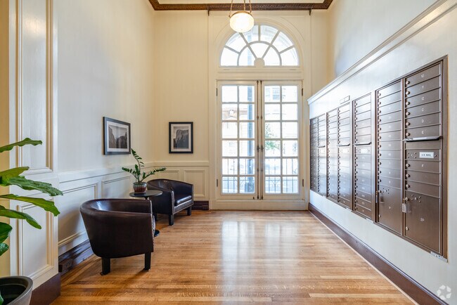Centro de correo - Warrington Apartments