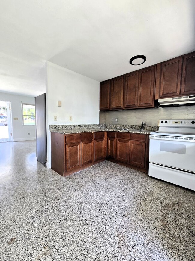 Building Photo - 1703 Edgewater Dr