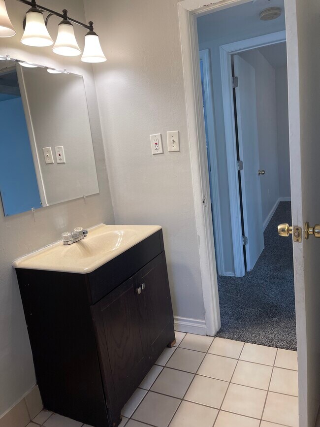 Building Photo - 187 Parkdale Ave