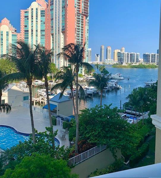 Foto del edificio - 3340 NE 190th St