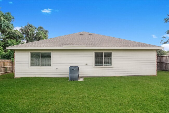 Foto del edificio - 13401 Raintree Dr