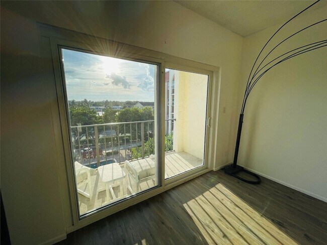 Foto del edificio - 400 N Riverside Dr