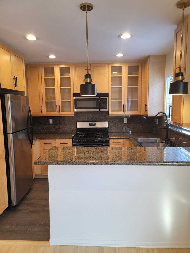 Primary Photo - 435 S Palm Dr