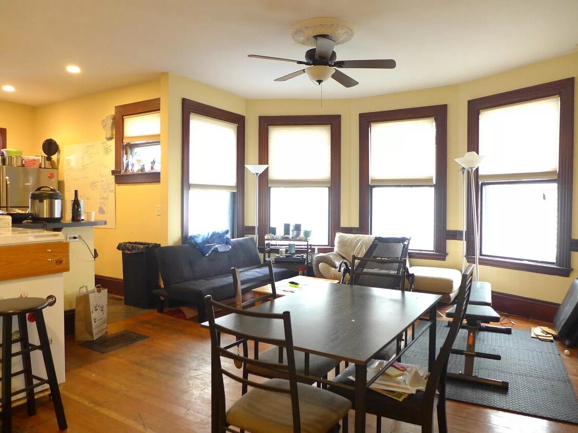 Building Photo - 122 Calumet St