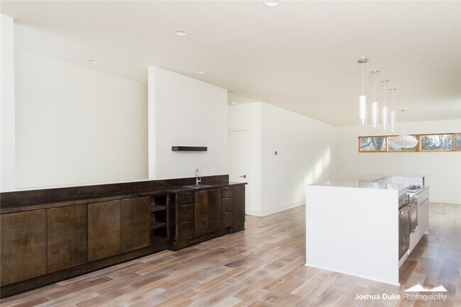 Building Photo - 523 W Meadow St