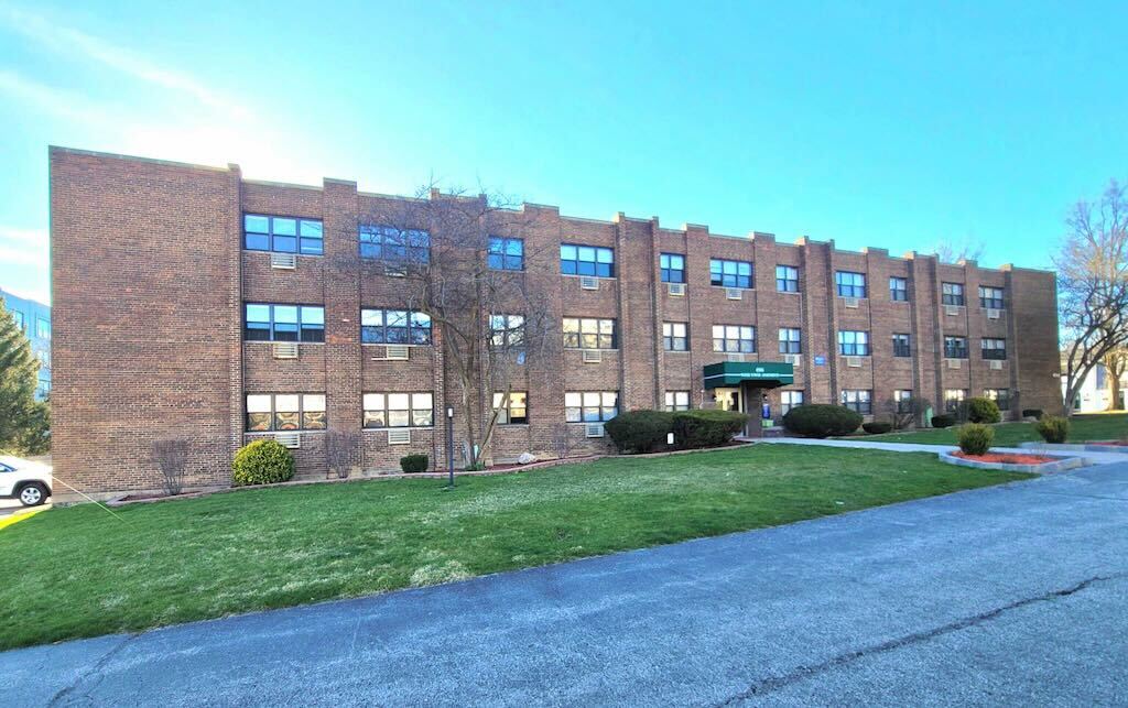 Foto principal - 696-696 Elm Pl