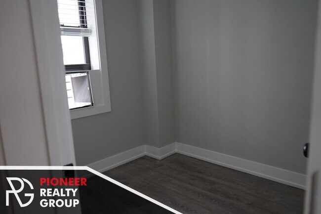 Foto del edificio - 505 W Belmont Ave