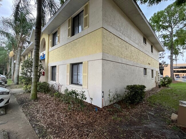 Foto del edificio - 90 Hidden Lake Dr