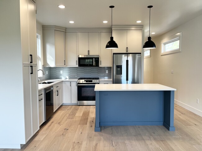 Building Photo - 626 E Krall St