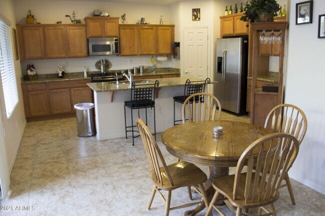 Foto del edificio - Charming 3 bedroom plus den and 2.5 bath home with full SOLAR !!