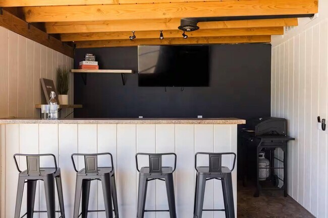 Foto del edificio - 8447 E Vernon Ave