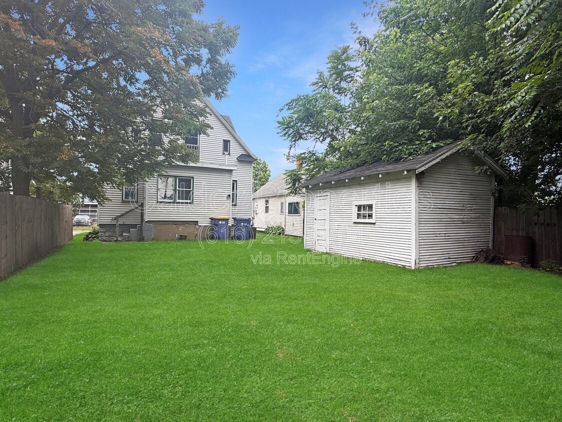 Building Photo - 630 Plett St SW