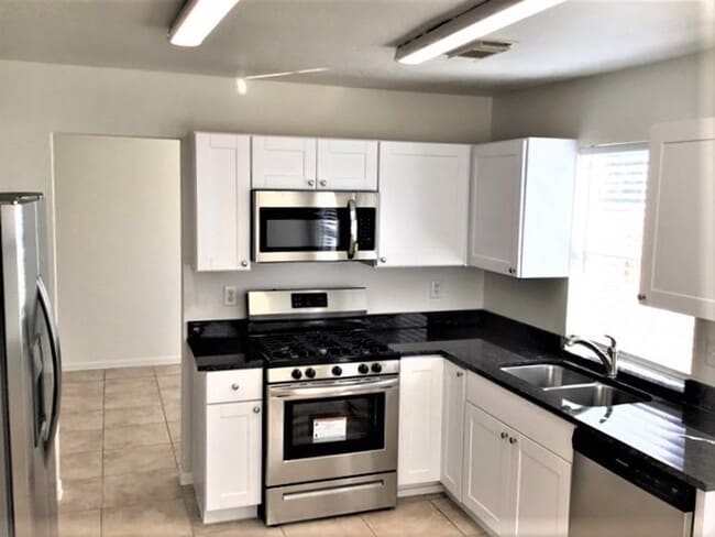 Building Photo - 16107 Hilton Head Ln