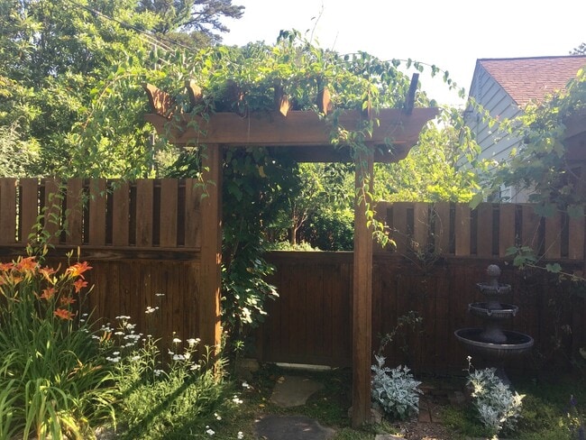 Building Photo - Wonderful Kenilworth location! Lovely landscaping and beautiful hardwood flooring!