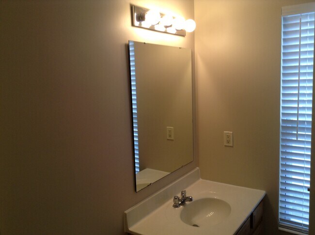 Foto del edificio - 10028 Armstrong Street