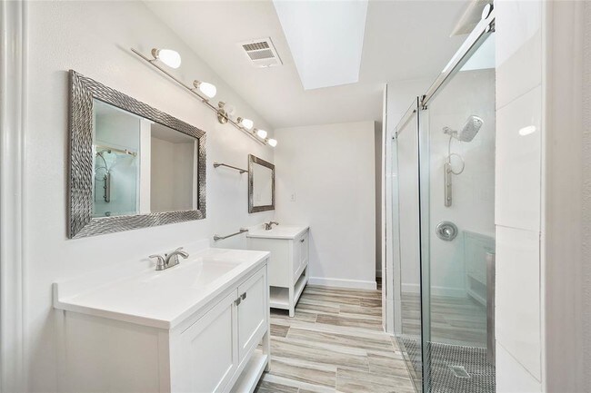 Foto del edificio - 914 Coachlight Dr