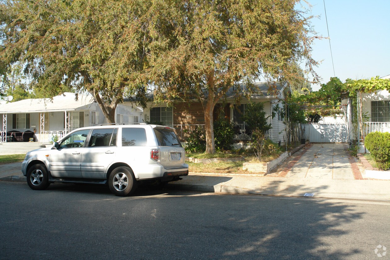 Building Photo - 721 E Maple St