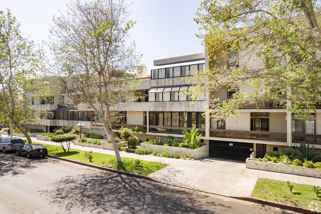 Foto principal - 729 S Hobart Blvd