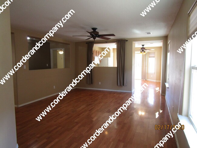 Foto del edificio - Beautiful 2 Bedroom, 2 Bathroom, 2 Car Gar...