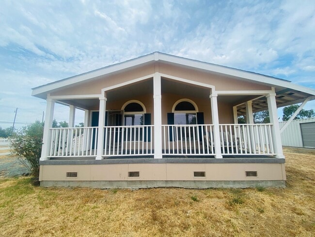 Building Photo - Charming Country Property with Option to Lease Land