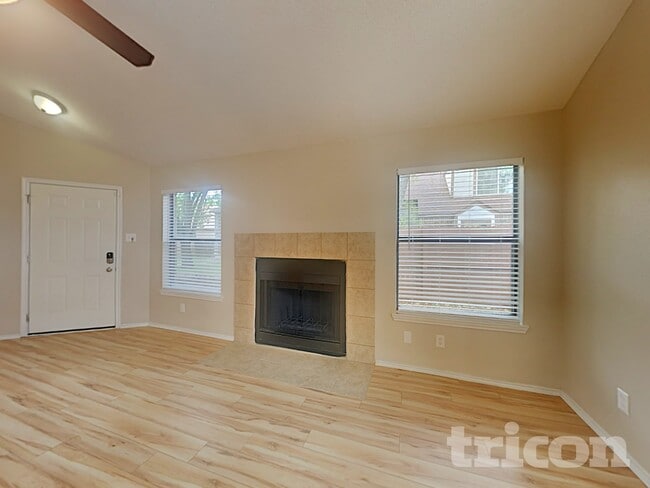 Building Photo - 2033 Feather Ln
