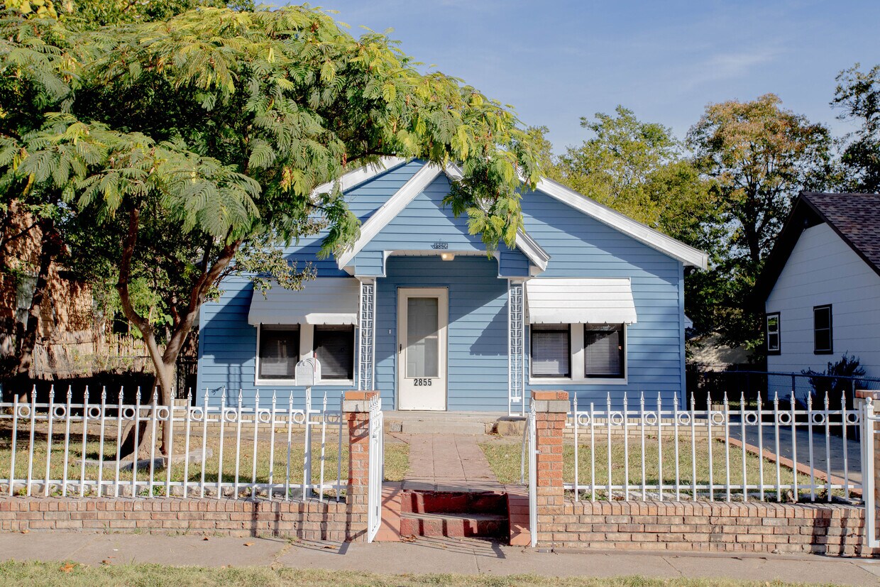 Primary Photo - 2855 Sharon St