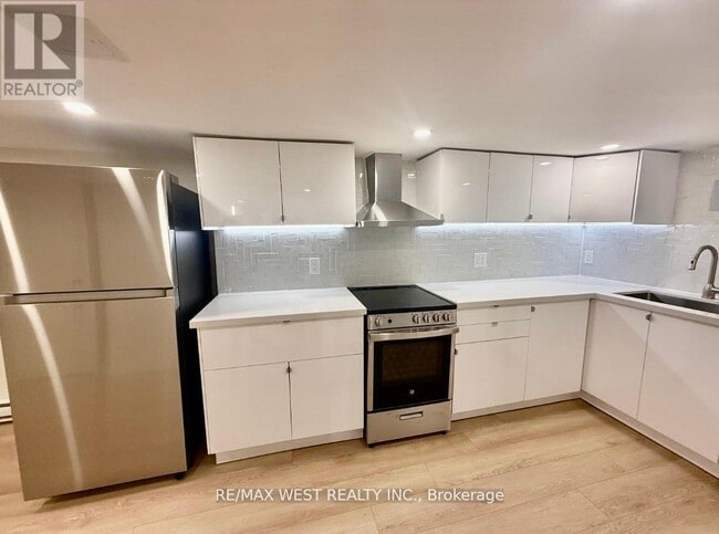 Building Photo - 10 Vimy Ave