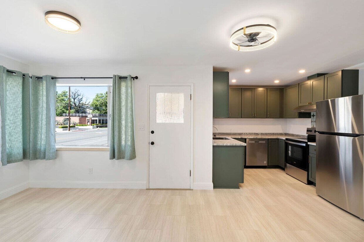 Foto principal - Newly Renovated 2 BD Brick Bungalow in Riv...