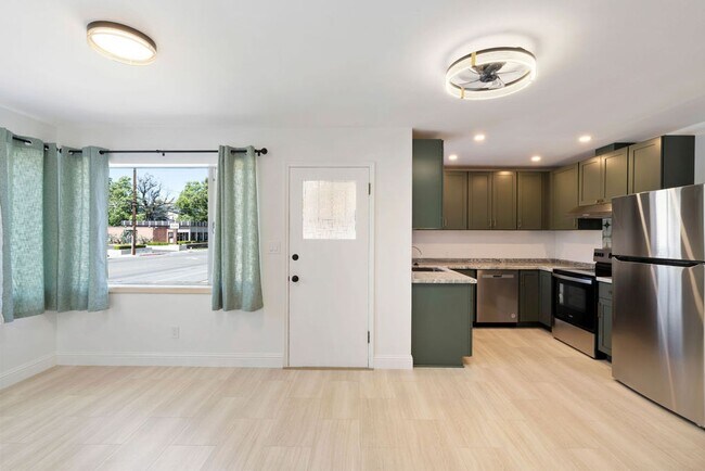 Building Photo - Newly Renovated 2 BD Brick Bungalow in Riverwalk District!