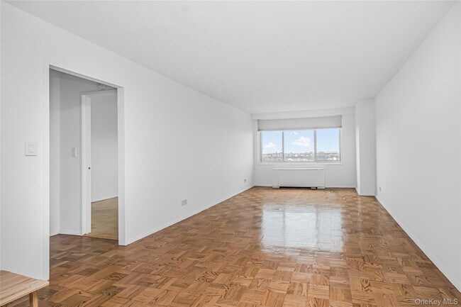 Foto del edificio - 3333 Henry Hudson Parkway East