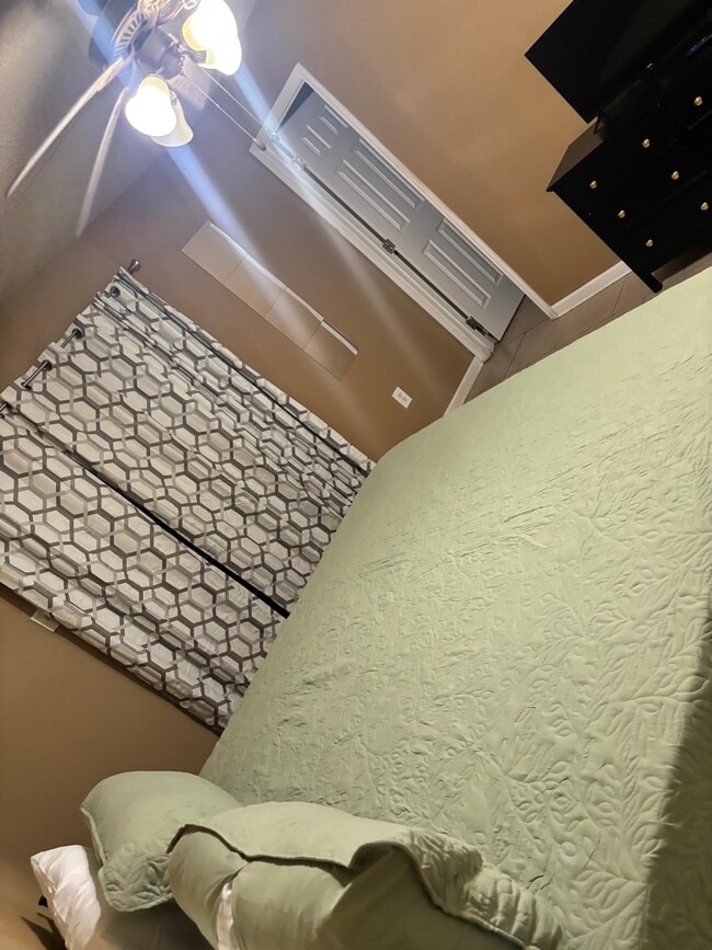 Master bdrm - 2201 Greenwood Dr