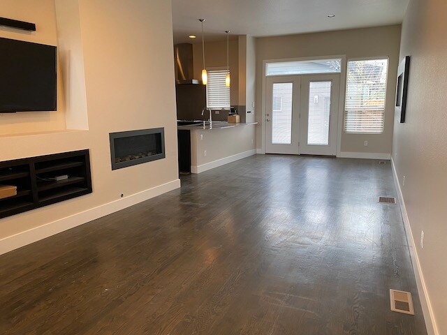 Foto del edificio - Across from Central Park, 3 bed/4 bath Townhome AVAILABLE 9/1/26