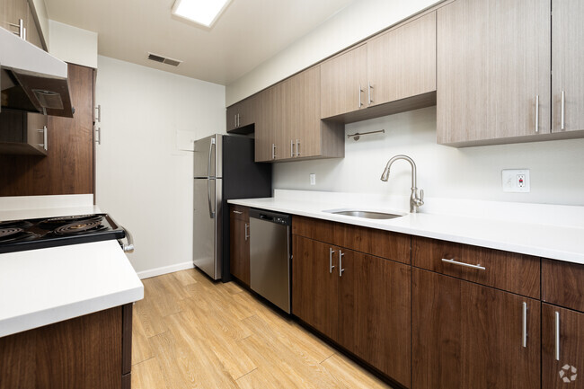 2BR, 1BA - 1038SF - Chateau Apartments