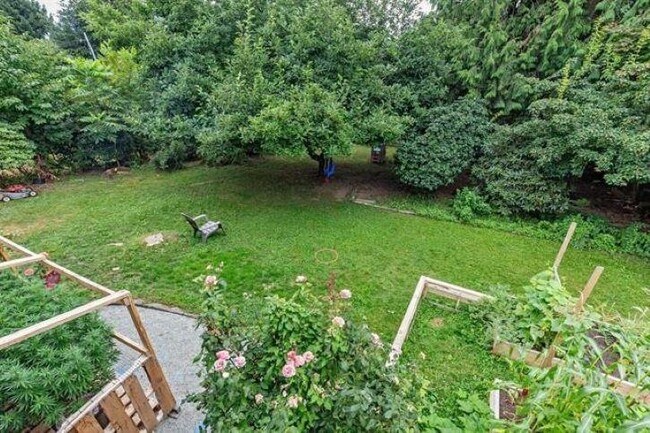 Building Photo - 33242 Brown Crescent