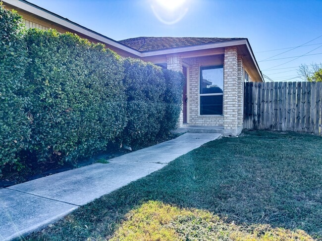 Building Photo - 105 Long Ln