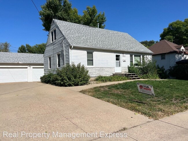 Building Photo - 3 br, 1 bath House - 1422 E 17th St