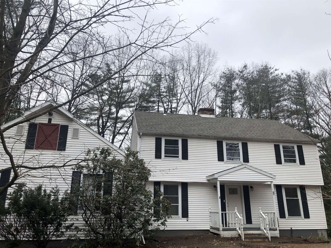 8 Woodlake Dr, Gansevoort, NY 12831 Room for Rent in Gansevoort, NY