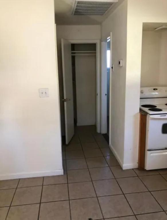 Building Photo - 522 S Mesa Dr