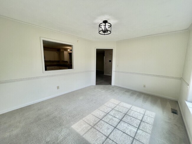 Building Photo - 3 Bed, 2 Bath Nest In Beaver Run