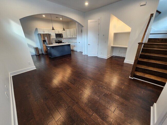 Building Photo - LIKE NEW 2BR/2.5BA townhouse in The Nation...