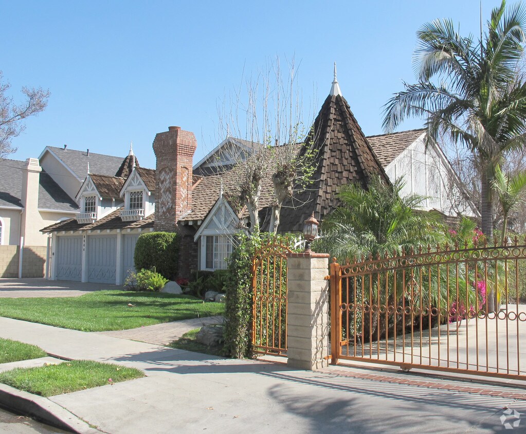 Primary Photo - 8444 Burnet Ave