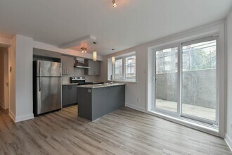 Building Photo - 6600 Av. de Darlington