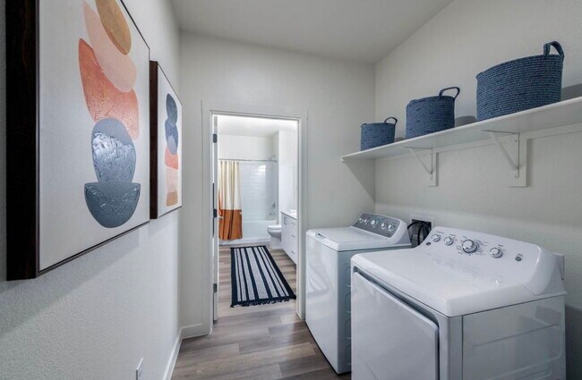 Foto del edificio - 2105 Forum Dr