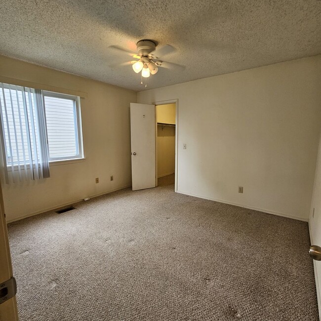 Building Photo - 2bed duplex near Parkland