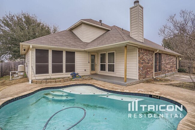 Foto del edificio - 305 Hidden Lake Ct