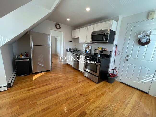 Building Photo - 648 Columbia Rd