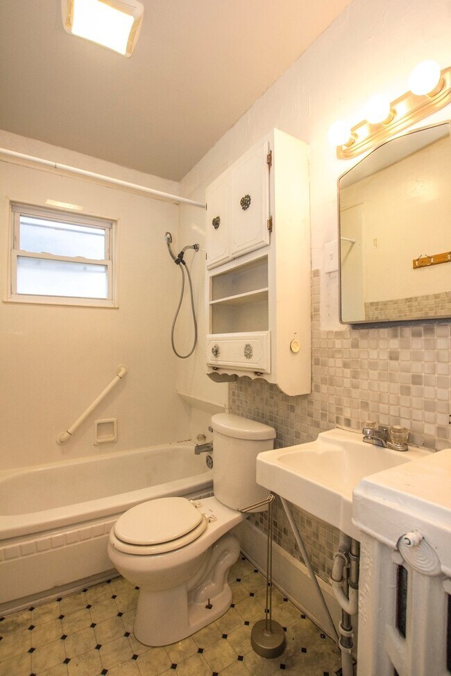 Foto del edificio - Spacious 3 bedroom 1 bath